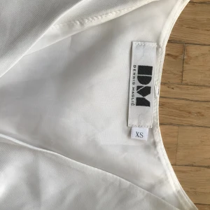 DM vit klänning  - Aldrig använd DM klänning i str xs. 