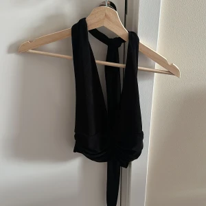Halterneck - Halterneck topp med knytning i nacken. För liten därav säljer jag😊