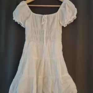 En vit klänning i fint skick. Storlek Small