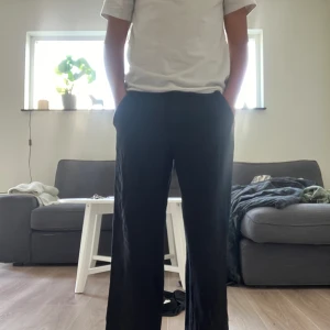 Grunt svarta linnebyxor  - Grunt svarta linnebyxor storlek L