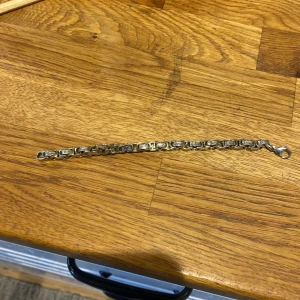 Versace armband - Hej, säljer min Versace länk. Den är äkta inga defekter bara lite tajt på mig.Pris kan diskuteras 