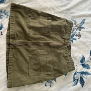 Jeanskjol - Säljer min gröna jeanskjol som inte längre passar. Har inga defekter. Vid fler bilder eller eventuella frågor kan man skriva privat💗☀️