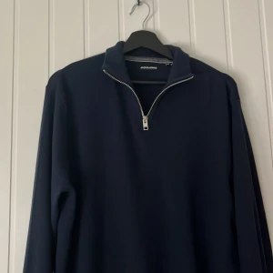 Jack and Jones halv zip  - Oanvänd helt ny Jack and Jones stickad halv zip | Den är väldigt lite i storlek där jag har M-L och denna tröja är i storlek XL