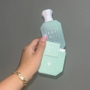 KAYALI Pistachio YUM 😍✨ - 50ml vad jag ser är att 1/5 del saknas så ca 40ml kvar 😍☺️ doftar underbart men säljer då jag köpt alldeles för mycket grejer på senaste (speciellt parfymer!!!😂)  Pris 840kr kostar annars 1089kr!