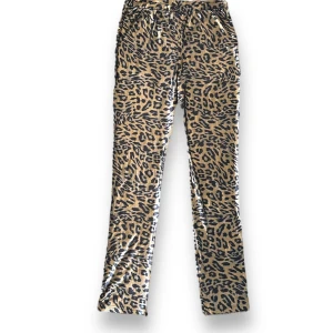 Leopardmönstrade leggings - Fint skick! Blankt tyg i guld och svart. Står storlek 176 vilket jag uppskattar som S eller liten M. Mått rätt över: Midja 34cm Längd hela benet 96cm