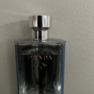 Prada parfym 90-93ml - Prada parfym säljs för att jag inte använder den längre. Hör av er vid frågor!