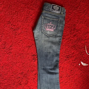 Victoria Beckham jeans - Utsvängda och lågmidjade blå jeans från Victoria Beckham! Ikoniska detaljer på fickorna, syns mer i verkligheten att de är bootcut, bra skick förutom ett litet litet hål i skrevet❤️ meddel vid funderingar Midjemått: ca 40cm rakt över Innerbenslängd: 8