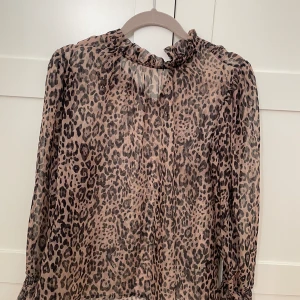 Leopard blus  - Fint skick och inga defekter förekommer 🙌🏻🙌🏻🙌🏻