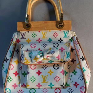 Mkt sööööt Handväska  - Väska i nyskick med 2 fack Ett fack utanför med rosett samt magnetknapp Vackra trähandtag Magnetknapp för låsa väskan