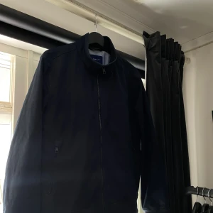 GANT Jacka  - Relativt nyköpt jacka från Gant, perfekt för vår/höst. Mycket bra skick, hör gärna av dig!