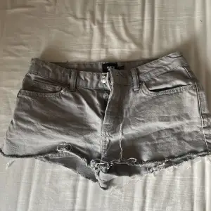 säljer dessa gråa jeansshortsen från lager157! säljer de för att jag har ett par andra som används mer❤️