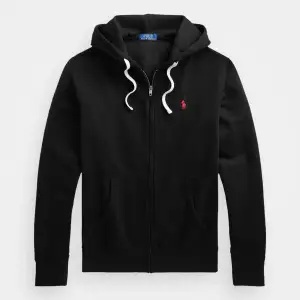 Svart zip hoodie från Ralph Lauren som aldrig blivit använd. Hoodien är i storlek M och nypris är ca 2200