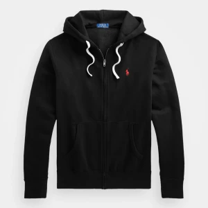 Ralph Lauren zip hoodie - Svart zip hoodie från Ralph Lauren som aldrig blivit använd. Hoodien är i storlek M och nypris är ca 2200