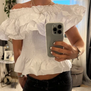 By malina topp - Säljer denna superfina topp från by malina😇😇går att ha off-shoulder, one-shoulder eller helt uppe! Står att det är M men skulle säga xs-s🌟nypris 1500kr