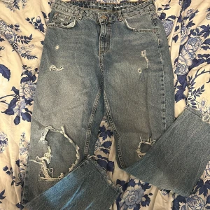 Blå jeans med hål - Blå jeans med hål i storlek M. De är i använt skick. 