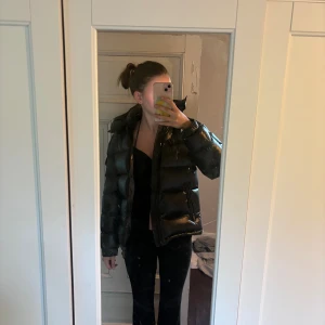 Moncler jacka!  - Säljer vidare min moncler maya då jag inte använder den så mycket. Super fin inga defekter. Hon jag köpte den av visste inte om den var äkta därför priset:) Scan funkar