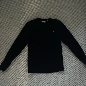 Lyle scott crewneck i storlek S  - Svart tröja Lyle scott  