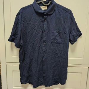 Kortärmad skjorta Slim Fit Medium  - Använt men fortfarande mycket bra skick! Katt finns i hemmet.