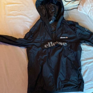 Ellesse Regn jacka - Bra när det regnar varmare än vad man tror.  Dock är den liten i storleken så istället för Medium så är den Small.