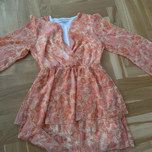 Fin sommarklänning  - Den är andvänd 1 gång bra skick på klänning  Storlek 38 lätt använd 