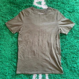Jack & Jones T-shirt - Skön T-shirt från Jack & Jones. Storlek large men sitter som en medium enligt mig. Uppskattat skick 9/10. Skicka ett meddelande innan köp!
