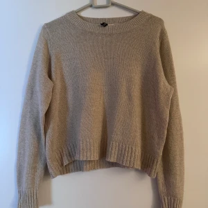 Tröja  - Säljer den här tröjan som inte har kommit till användning 💞