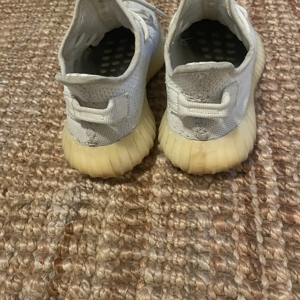 Äkta yeezy från första släppet som gjordes, innersulan är uttagen och  lådan är tyvärr slängd då jag haft dem många år nu, vill man ha bild med skorna och lådan när dem va nya så kan jag skicka i dm, går att tvätta rena med vanish white . Skor.