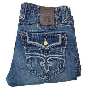 Rock Revival jeans Straight fit. W32. Utbytt knapp syns på första bilden. [Ytterbenslängd 111cm] [Innerbenslängd 87cm] [Midja 45cm] [Benöppning 22cm]