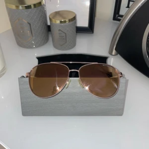 Michael kors pilotsolglasögon - Köpt på Michael kors. inprinsis aldrig använda så skulle klassas som nyskick, säljer dom pga att dom inte kommer till användning då de inte riktigt passar mig i stilen! Hör av er om ni har några funderingar.