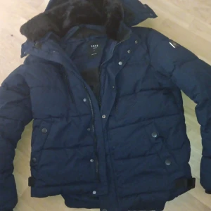 Smog höst vinter jacka. - Mörkvlå jacka som ny.tyvärr köpt för liten.väldigt mycket upp gång.intreserad maila jennykarlsson0731@gmail.com 
