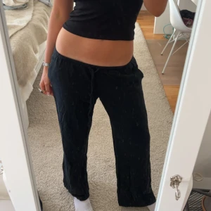 Lågmidjade svarta linnebyxor - Jättefina Lågmidjade linnebyxor från hm som är helt slutsålda. Passar någon som är 165 och blir längre när man stryker de, i mycket bra skick! Kontakta via intresse eller köp ☺️