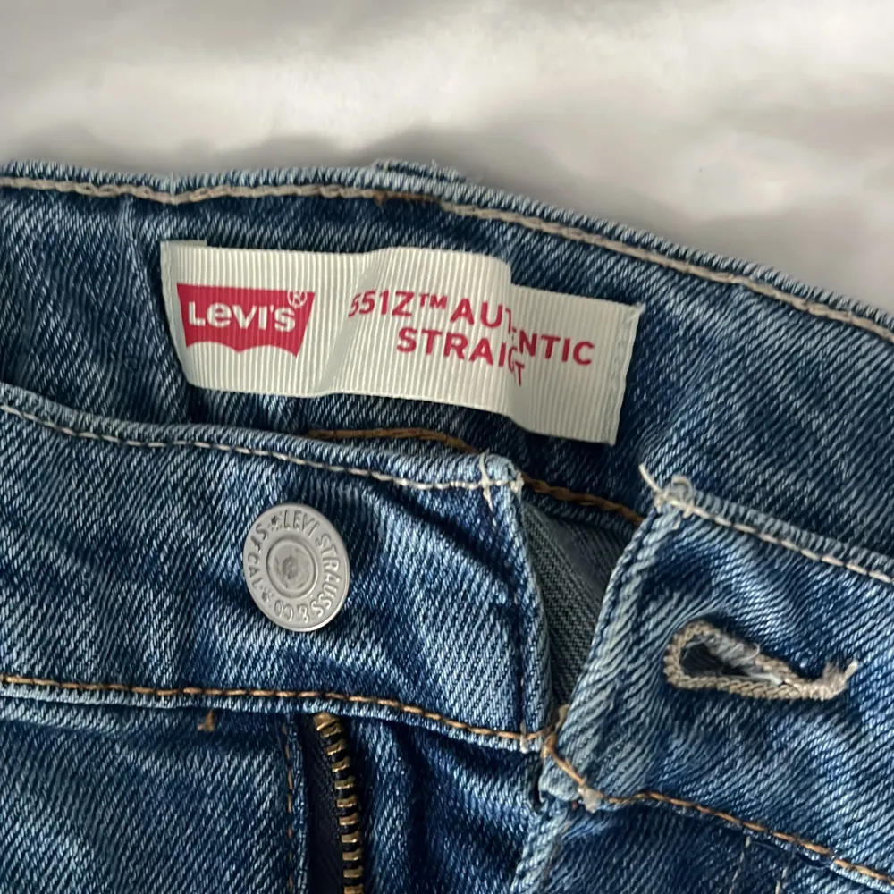 Jag säljer nu mina Levis jeans som är för små för mig. Använt ett par gånger, skick 9/10. Jeans & Byxor.