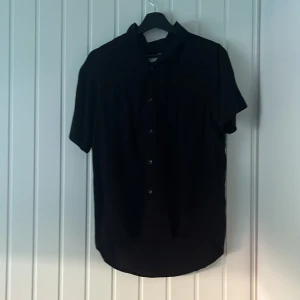 Kortärmad linne skjorta - Helt ny kortärmad tunn skjorta som passar perfekt till sommaren