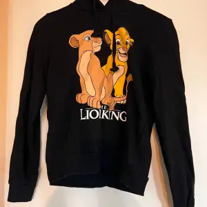 Mysig hoodie med lejonkungen tryck. Är använd några få gånger så den är i väldigt fint skick.