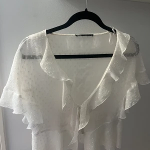 Blus  - Oanvänd blus från zara, jätte fin nu till sommaren. Skriv om de är not mer du undrar över❤️