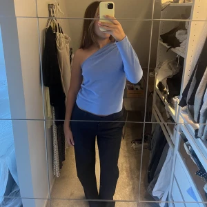 One shoulder topp  - Söt One shoulder topp som är använd en gång💕