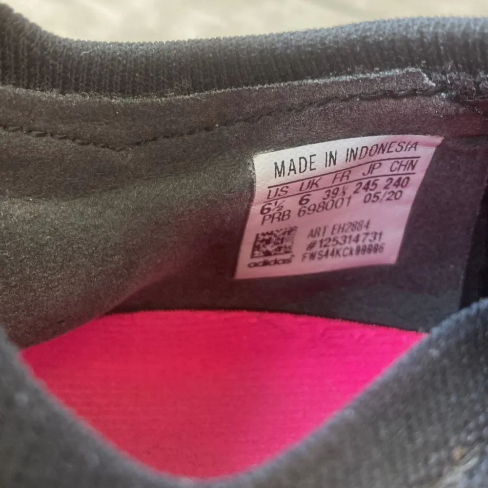 Endast använda nån/ några månader. Dessa svarta Adidas fotbollsskor med rosa detaljer är jätte snygga och som nya. Fotbollsskorna är försmå och säljs pga detta. Skorna är i strl: 39, 1/3 . Ny pris 1800kr så säljer de för 1000kr!!🤩⚽️⚽️💓. Skor.