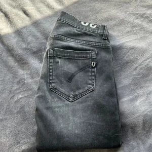 Dondup byte - Säljer ett par dondup jeans i model George. De är som nyskick, skit snygga till våren🔥🔥🔥