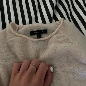 Massimodutti tröja - As fin tunn stickad tröja från massimu dutti! Använd gärna köp nu!