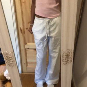 linne byxor  - ett par vita linne byxor, köpta förra sommaren, skriv vid intresse💞