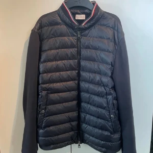 Moncler cardigan - Tjenare, säljer nu min Moncler magila cardigan i storlek L passar S-M, skick 9/10, navy blå. Pm vid frågor eller funderingar 🤝😝