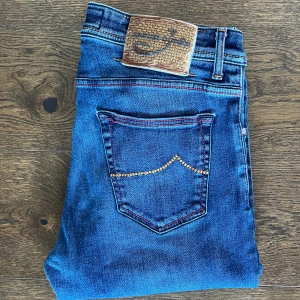 Jacob Cohen jeans  - Säljer dessa slim jeans från Jacob Cohën i storlek 35 men passa mer som 32-33. Modellen på jeansen är 622. Jeansen är i väldigt bra skick. Skriv om du har några frågor