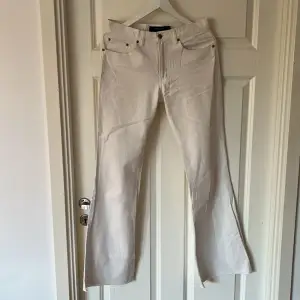 Ett par vita J.lindeberg bootcut jeans som inte kommer till användning, vita jeans storlek: 30 men passar även 34/36, low waist, utsvängda, bootcut 