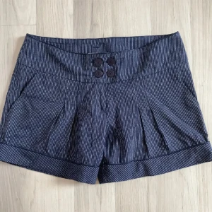 Shorts - Så snygga mörkblå/marinblå shorts med vita ränder. Jättefina detaljer och så skönt material!🫶🏼 Shortsen är köpta från märket Orsay🫶🏼