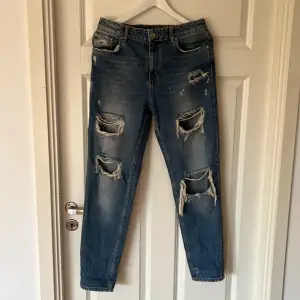 Zara jeans med slitningar som är baggy fit, helt oanvända! Strl s/m