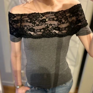 Spetstopp off shoulder - Eftertraktad Off shoulder Spetstopp från h&m i storlek S. Köp sker via köp nu, jag postar inom 24h. Så länge annonsen inte är markerad som såld så finns tröjan kvar! 