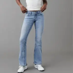 säljer dessa snygga jeans som är slutsålda på hemsidan!! Använda endast 1-2 gånger😋💕