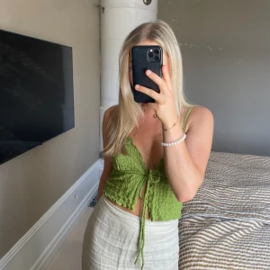 Grön topp - Säljer denna fina sommartoppen från PULL&BEAR i storlek S. Den är i väldigt bra skick då den bara använts en gång tidigare🥰💚