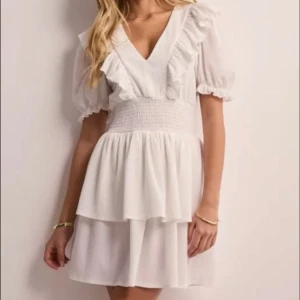 Student/vit klänning  - Super snygg klänning helt oanvänd med lapp kvar , säljer då jag köpt en annan. Köpt för 399 ! Helt helt ny 💕