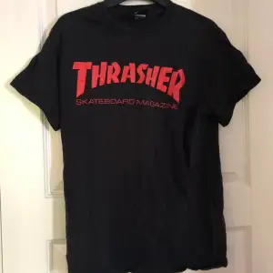 Fint skick sparsamt använd Trasher tröja köpt från junkyard.